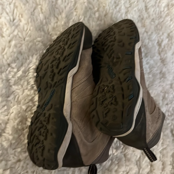Columbia women’s hiking boots - Picture 3 of 4
